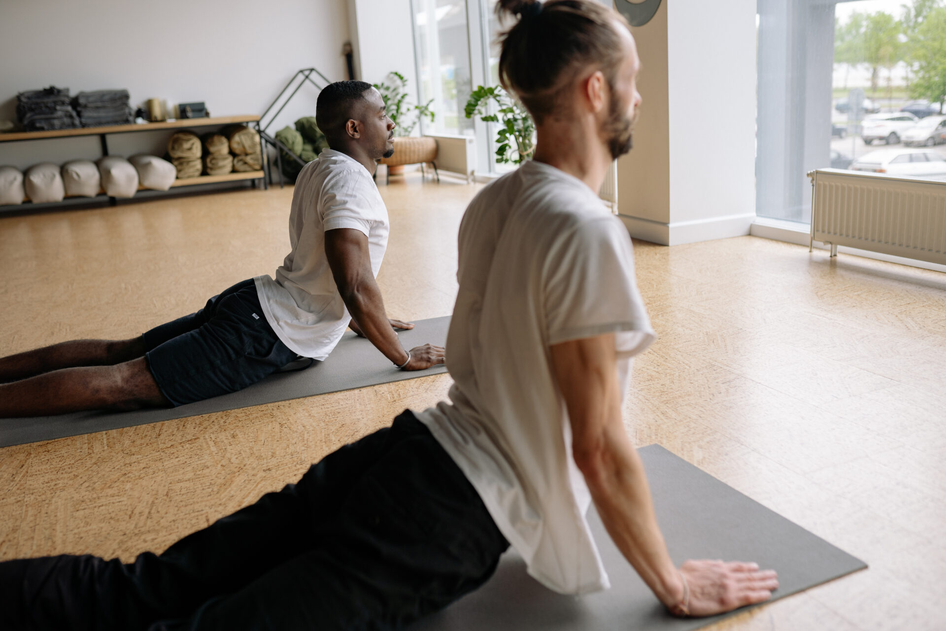 Los beneficios del yoga para papás: alivio del estrés y mayor flexibilidad